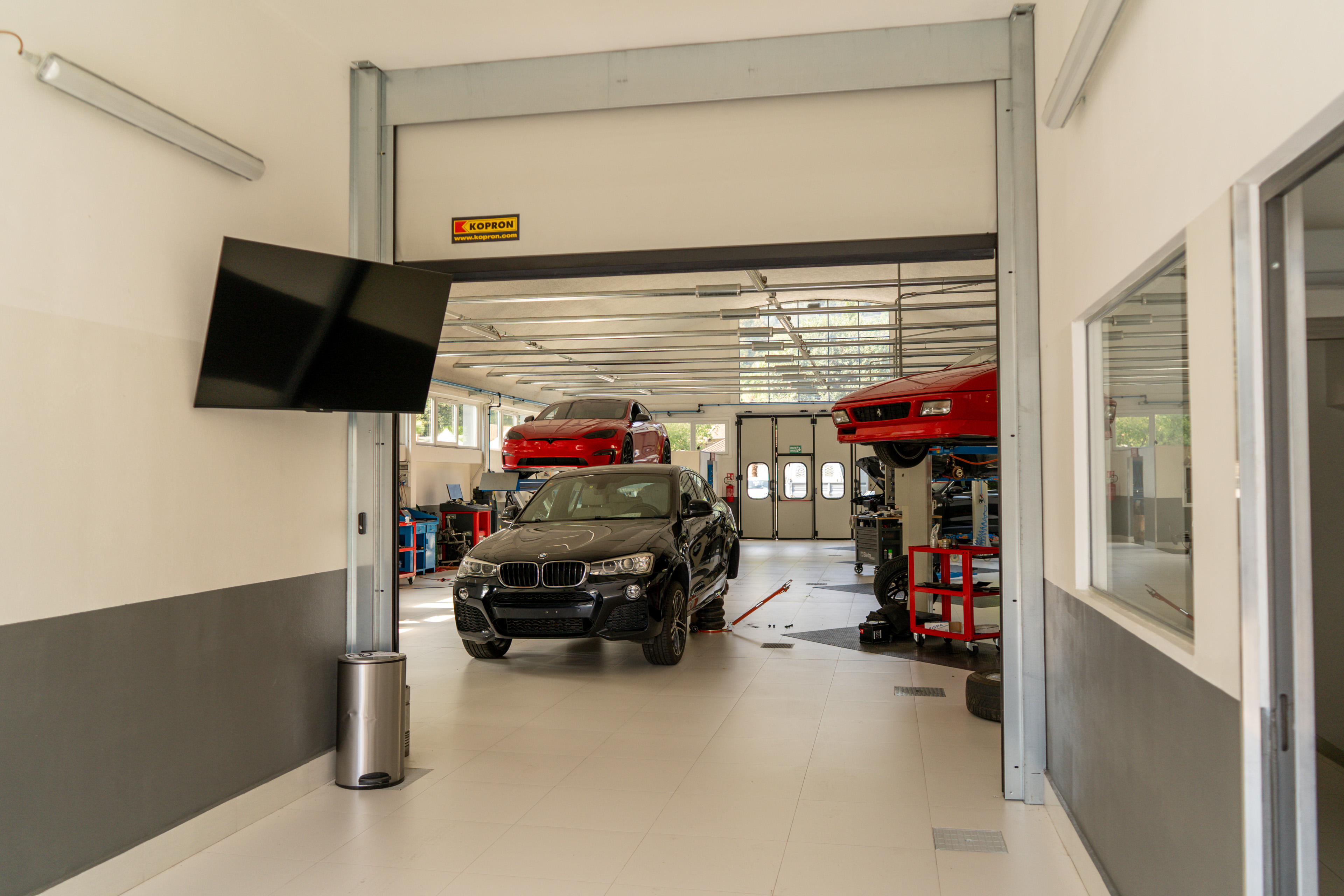 Interno officina Fiorauto