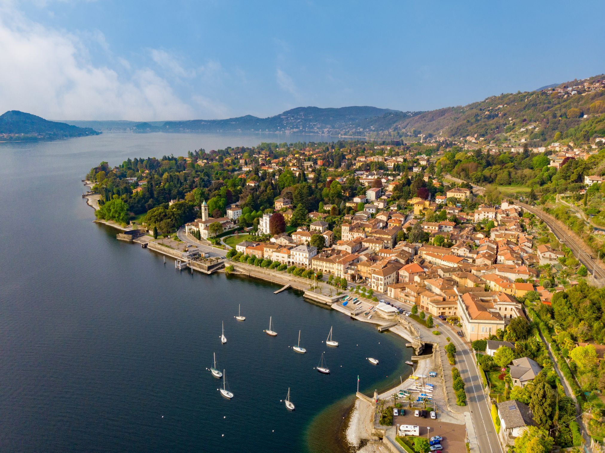 Lago Maggiore al tramonto, vista aerea di Lesa